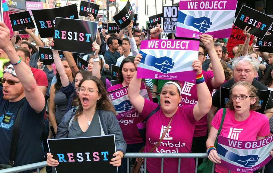 Biểu tình rầm rộ vì lệnh cấm người chuyển giới nhập ngũ của Tổng thống Trump - 7 Trong thông báo trên Twitter, Tổng thống Trump cho biết ông đưa ra quyết định cấm người chuyển giới gia nhập quân đội sau khi tham khảo ý kiến của các tướng lĩnh và chuyên gia quân sự Mỹ. Tuy nhiên, đây lại là một chính sách gây tranh cãi tiếp theo của ông chủ Nhà Trắng sau nhiều chính sách gây xôn xao dư luận trước đây.