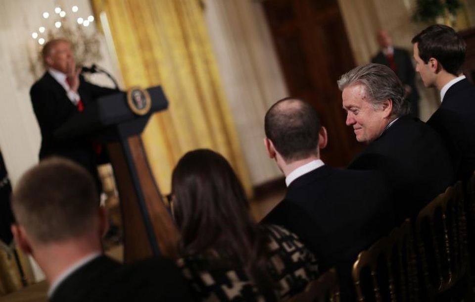 Hành trình ngắn ngủi tại Nhà Trắng của “cánh tay phải” Tổng thống Trump - 8 Ông Bannon cũng là người đứng sau một số chính sách gây tranh cãi của Tổng thống Trump liên quan tới vấn đề nhập cư, biến đổi khí hậu hay hiệp định thương mại. Trong ảnh: Ông Bannon (thứ hai từ phải sang) dự cuộc họp báo của Tổng thống Trump tại Nhà Trắng hôm 16/2.