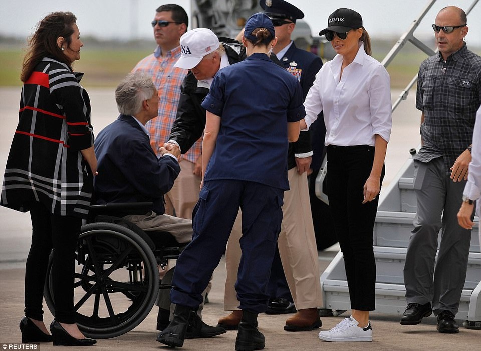 Tổng thống Trump vào tâm bão lũ tại Texas - 7 Ít nhất 15 người đã thiệt mạng trong cơn bão Harvey và hàng nghìn người đã phải đi sơ tán. Lực lượng cứu hộ vẫn đang tích cực làm việc để đảm bảo an toàn cho người dân, trong khi mưa lớn vẫn tiếp tục trút xuống Texas khiến mực nước liên tục dâng cao. (Ảnh: Reuters)