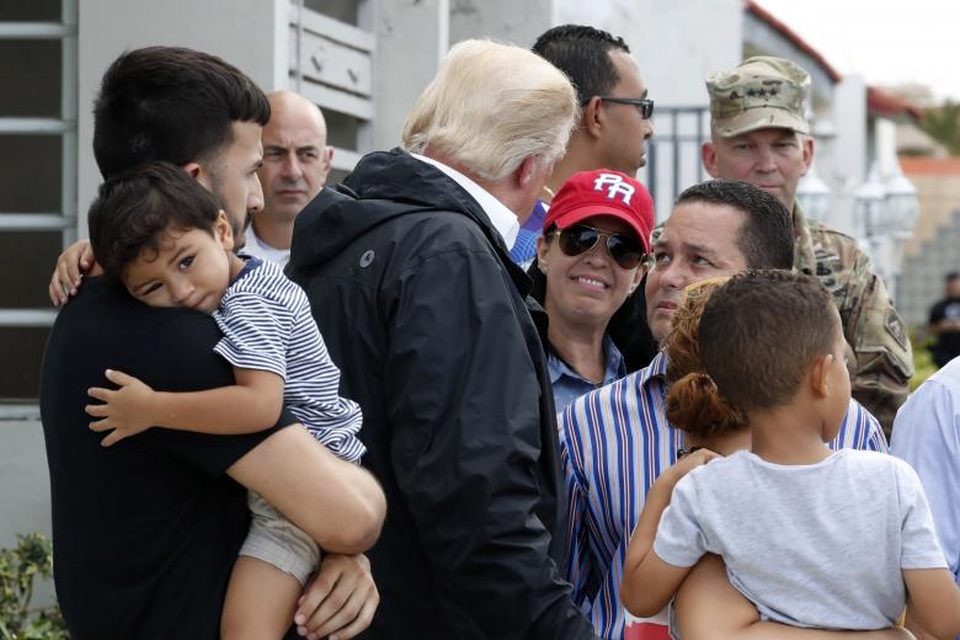 Ông Trump đến Puerto Rico thăm hỏi người dân vùng bão - 8 Ông Trump thăm hỏi những người dân ở San Juan.
