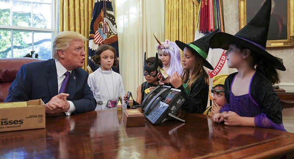 
“Chúng thật sự là những đứa trẻ xinh đẹp và tuyệt vời. Các bạn đã sinh ra những đứa trẻ đáng yêu đó”, ông Trump nói với các phóng viên phụ trách Nhà Trắng. (Ảnh: AP)
