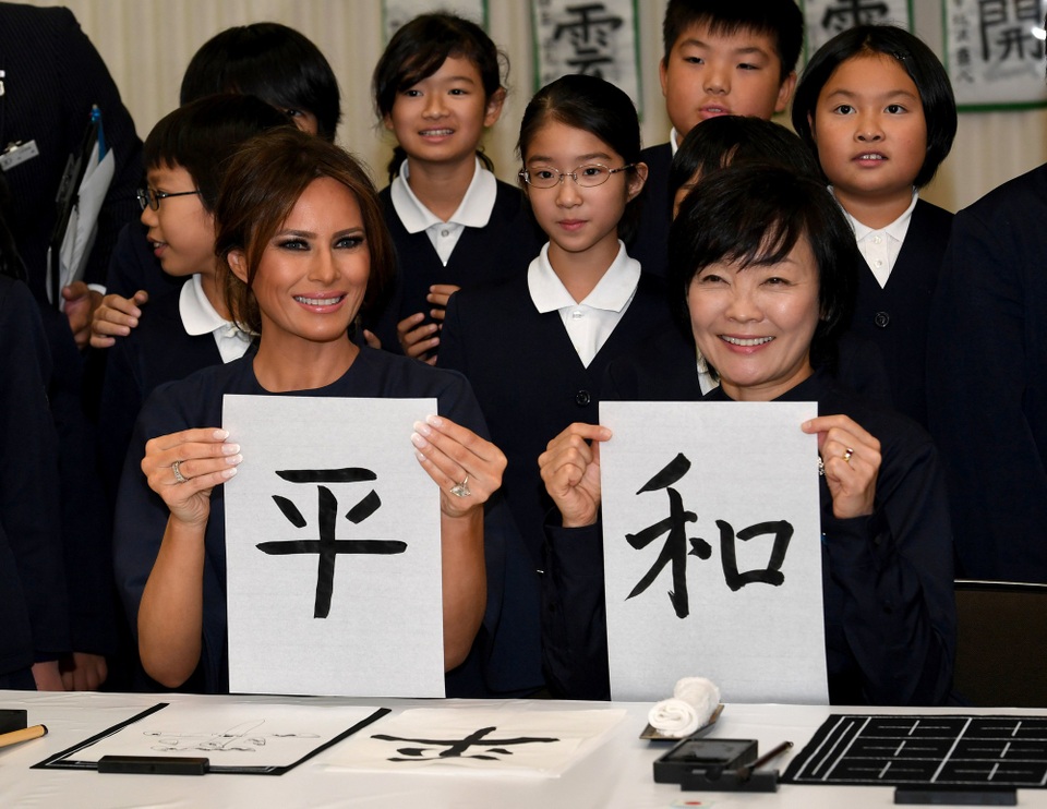 Đệ nhất phu nhân Mỹ viết thư pháp tại Nhật Bản - 7 Bà Melania và bà Akie đã cùng nhau viết 2 chữ, ghép lại thành từ “Hòa bình”.