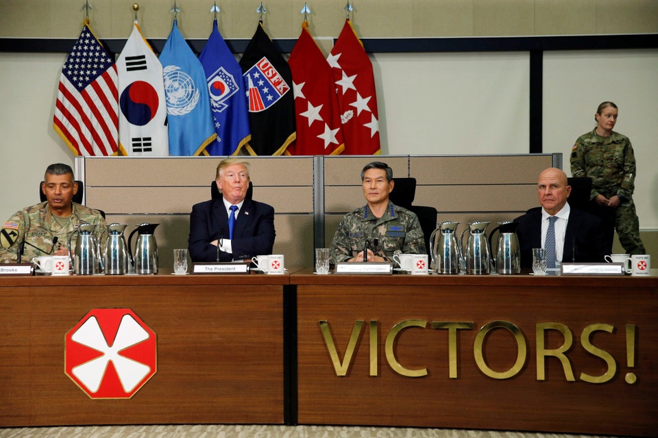 Tới Hàn Quốc, Tổng thống Trump nói sẽ giải quyết vấn đề Triều Tiên - 7 Ông Trump nghe báo cáo từ các chỉ huy quân sự Mỹ tại căn cứ Humphreys.