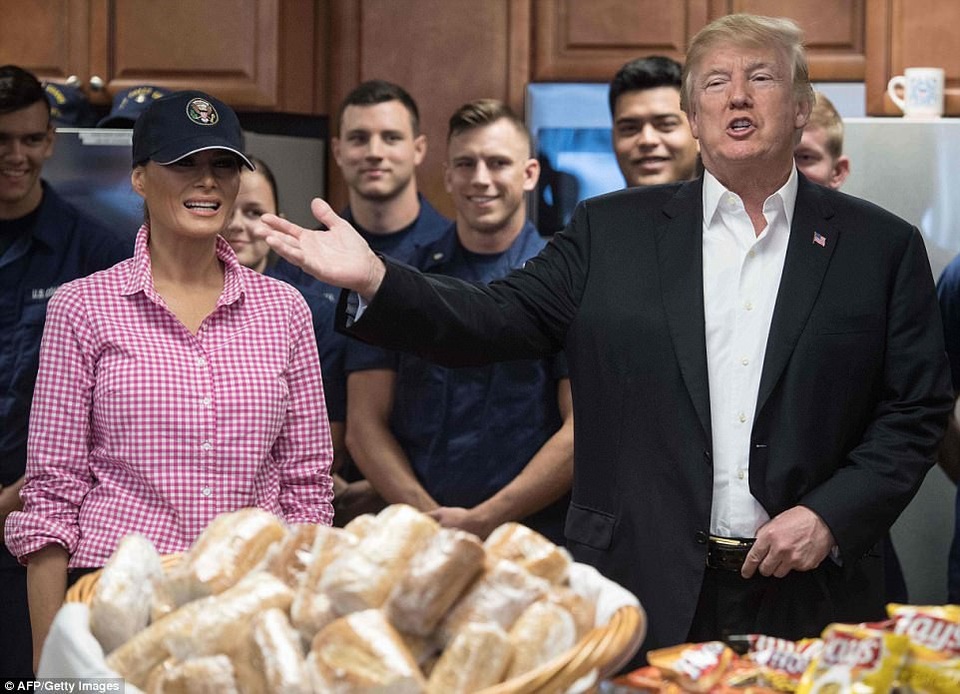 Tổng thống Trump tự tay phát đồ ăn cho lính Mỹ nhân lễ Tạ ơn - 3 Nhà lãnh đạo Mỹ cũng nhắc đến sự hỗ trợ của Lực lượng Tuần duyên sau khi cơn bão Irma và Maria đổ bộ vào Florida và Puerto Rico, gây ra thiệt hại nặng nề cho hai khu vực này. (Ảnh: AFP)