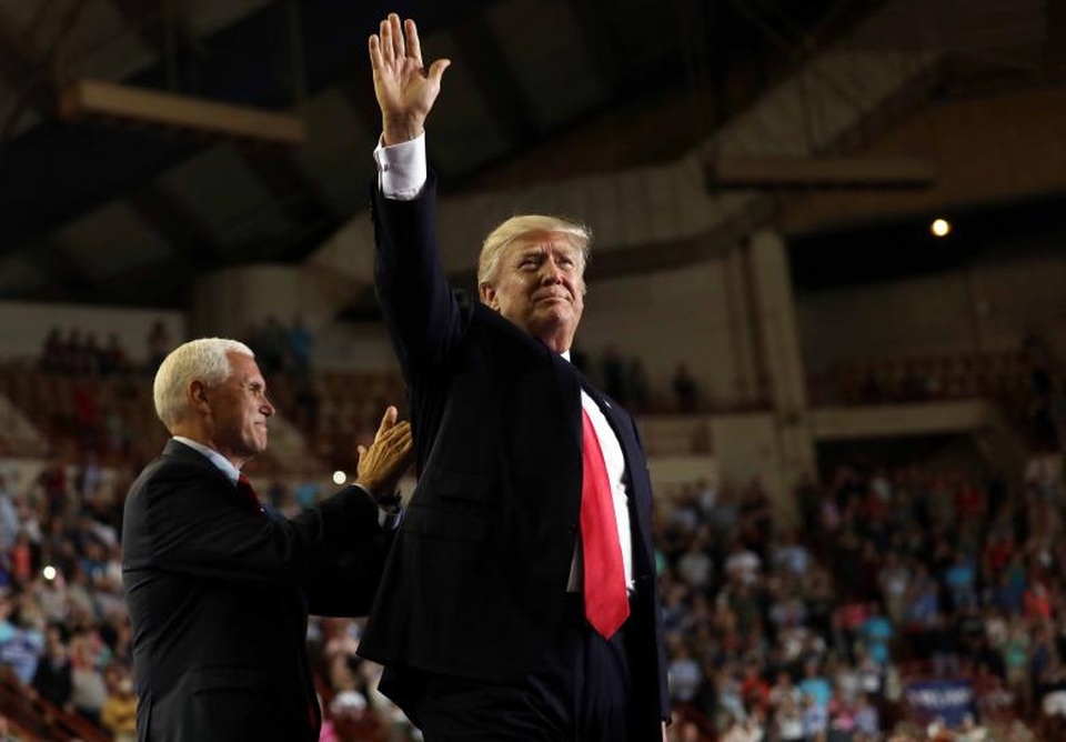 Tổng thống Trump mừng 100 ngày tại vị đầu tiên - 13 Chúng ta sẽ làm cho nước Mỹ hùng mạnh trở lại, giàu có trở lại, thịnh vượng trở lại, an toàn trở lại và vĩ đại trở lại, Tổng thống Trump tuyên bố tại cuộc mít tinh đánh dấu 100 ngày tại nhiệm đầu tiên của ông tại Nhà Trắng.