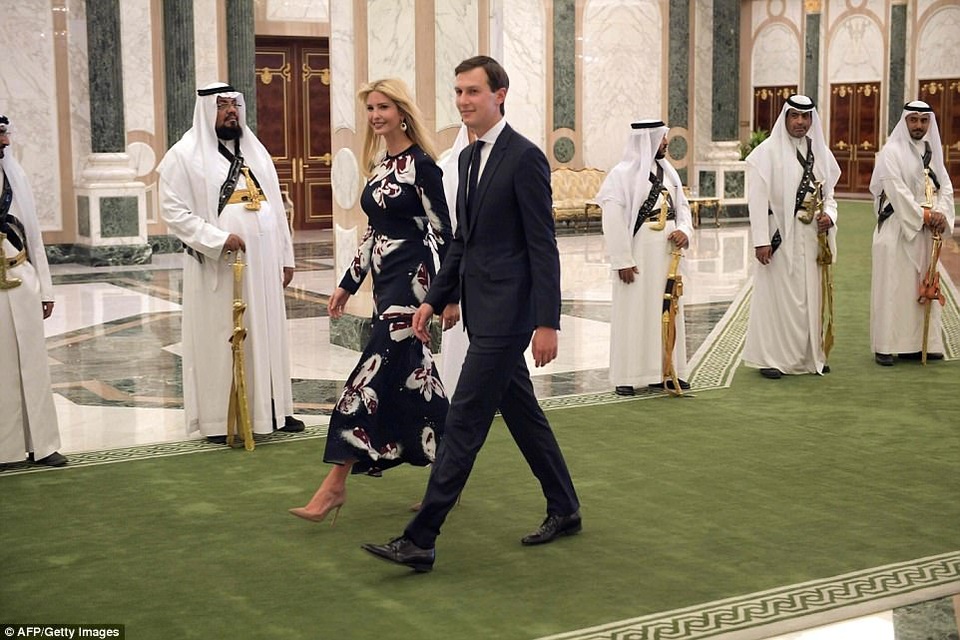 Ả-rập Xê-út bắn đại bác chào đón Tổng thống Mỹ Donald Trump - 15
Ivanka Trump và Jared Kushner tới dự lễ nhận huân chương của cha.