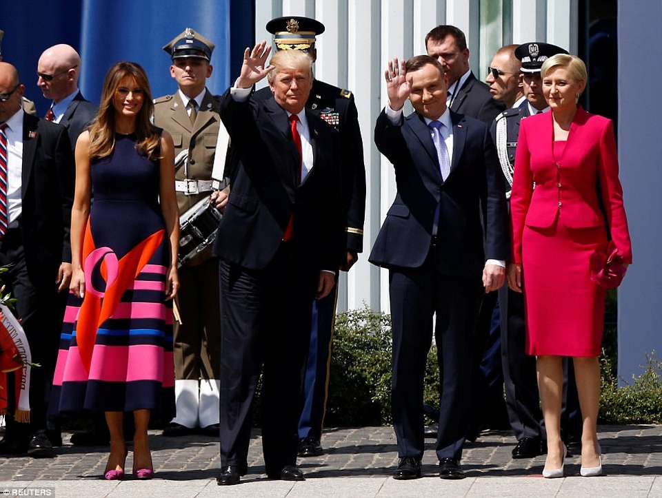 Hàng nghìn người Ba Lan chào đón Tổng thống Trump - 10 Tổng thống Trump và phu nhân Melania đứng cạnh Tổng thống Duda và phu nhân Agata Kornhauser-Duda trước khi nhà lãnh đạo Mỹ bắt đầu bài phát biểu tại quảng trường Krasinski (Ảnh: Reuters)