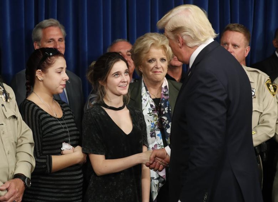 Ông Trump mời nạn nhân vụ xả súng Las Vegas tới Nhà Trắng - 8 Tổng thống Trump cũng gặp gỡ gia đình các nạn nhân trong vụ xả súng. Ông nói: “Chúng tôi sẽ sát cánh bên các bạn để giúp các bạn vượt qua nỗi đau. Các bạn không đơn độc. Chúng tôi sẽ không bao giờ bỏ rơi các bạn”. (Ảnh: Reuters)