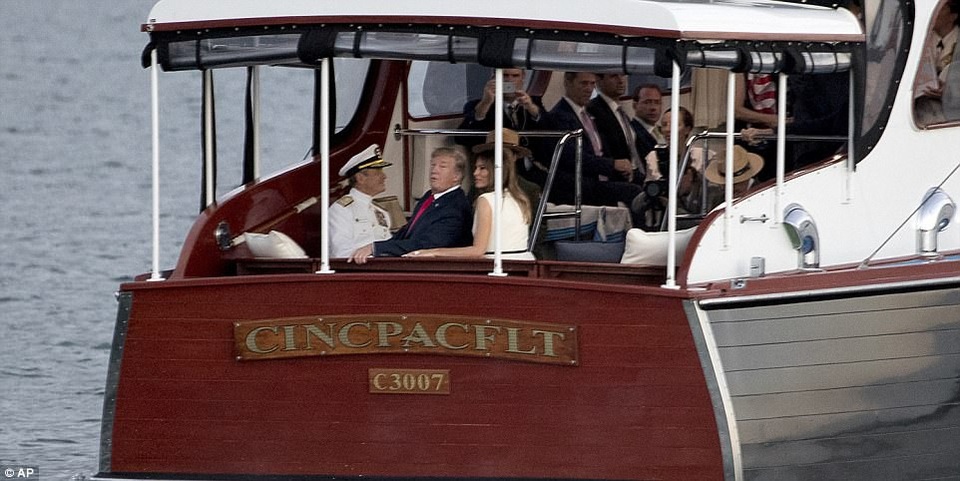 Tổng thống Trump đặt vòng hoa tưởng niệm tại Trân Châu Cảng - 8 Tổng thống Trump và phu nhân sau đó đã di chuyển bằng tàu để tới thăm đài tưởng niệm USS Arizona - nơi tưởng niệm 1.177 thủy thủ và lính thủy đánh bộ đã ngã xuống trong cuộc tấn công bất ngờ của quân đội phát xít Nhật vào ngày 7/12/1941. (Ảnh: AP)