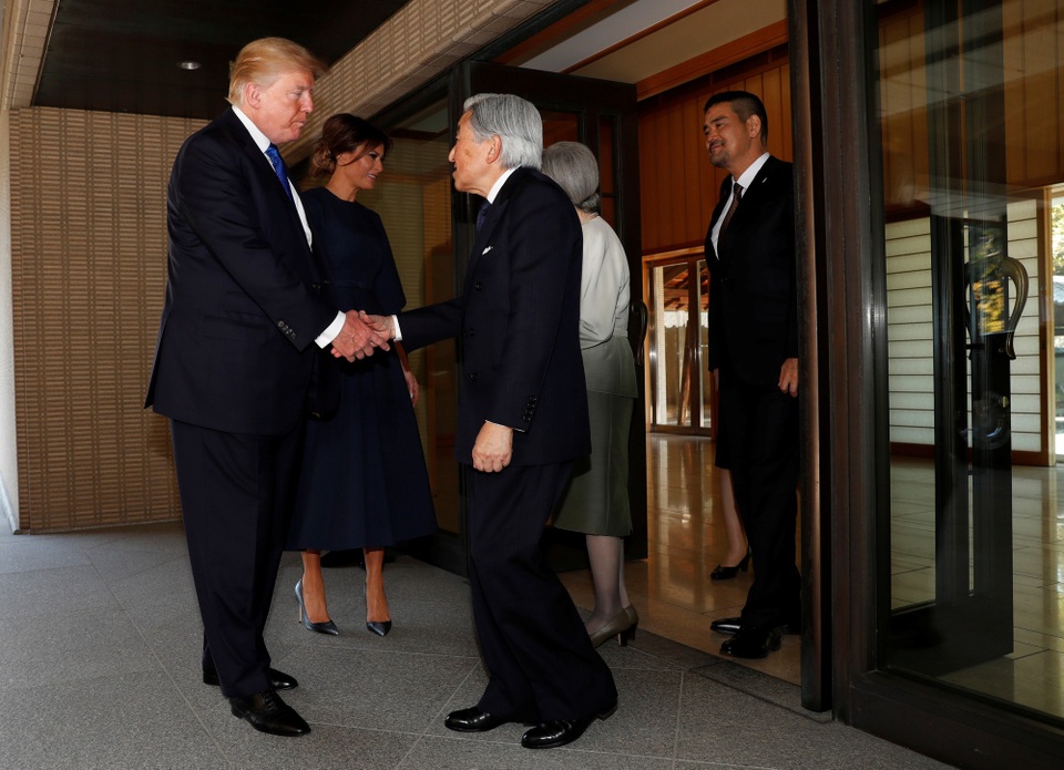 Tổng thống Donald Trump diện kiến Nhật Hoàng - 7 Sau khi kết thúc cuộc diện kiến Nhật hoàng và Hoàng hậu, Tổng thống Trump tiếp tục có cuộc hội đàm chính thức với Thủ tướng Shinzo Abe. Ông Abe dự kiến sẽ chủ trì tiệc chiêu đãi Tổng thống Mỹ vào tối nay.