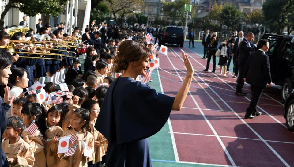Đệ nhất phu nhân Mỹ viết thư pháp tại Nhật Bản - 8 Trước đó, bà Melania đã cùng bà Akie tham quan cửa hàng bán ngọc trai nổi tiếng của Nhật Bản nằm ở khu mua sắm Ginza ở Tokyo.