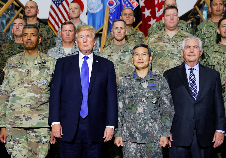 Tới Hàn Quốc, Tổng thống Trump nói sẽ giải quyết vấn đề Triều Tiên - 8 Ngoại trưởng Mỹ Rex Tilleson cũng tháp tùng Tổng thống Trump tới Hàn Quốc lần này.