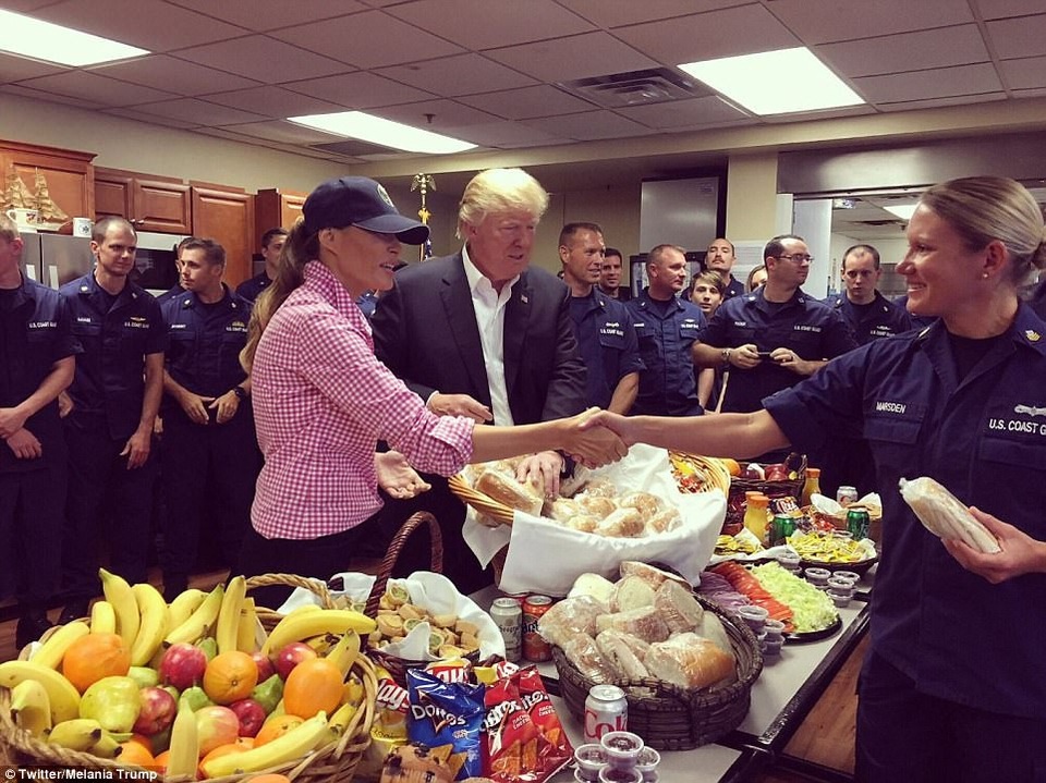 Tổng thống Trump tự tay phát đồ ăn cho lính Mỹ nhân lễ Tạ ơn - 6 Nhà lãnh đạo Mỹ cũng đề cập tới việc chính phủ đang đề xuất mua thêm các khí tài quân sự mới cho lực lượng quân đội, bao gồm tàu cho Hải quân và máy bay cho Không quân, trong đó có cả các máy bay được đánh giá là “gần như vô hình”. (Ảnh: Twitter Melania Trump)