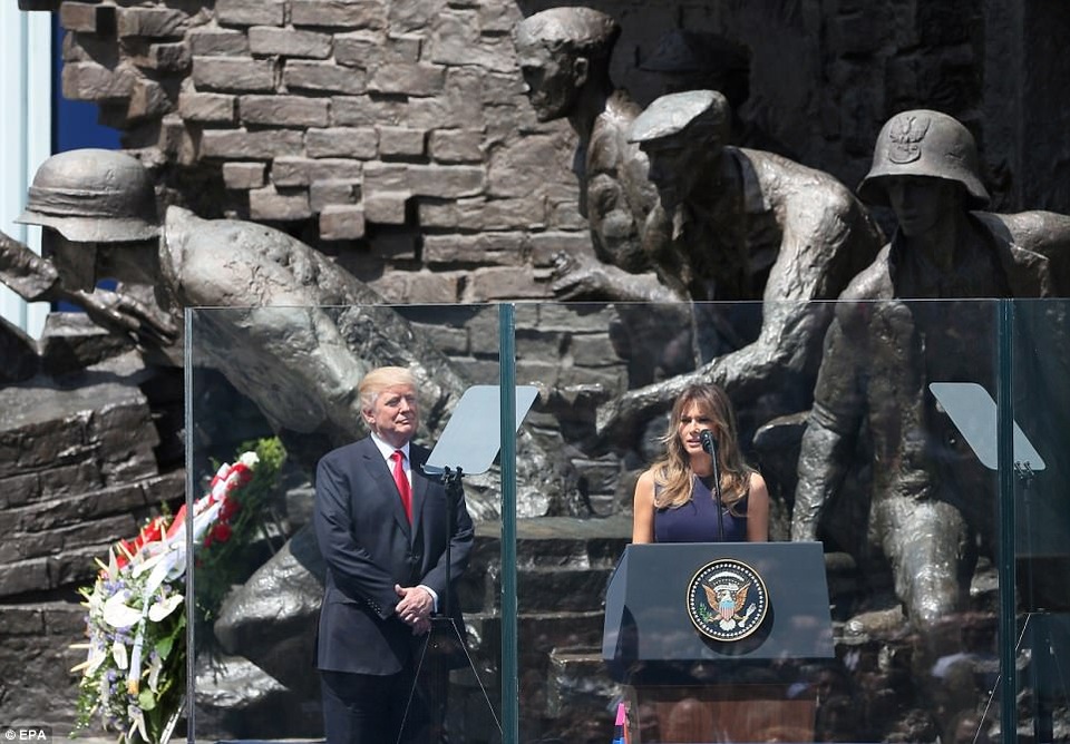 Hàng nghìn người Ba Lan chào đón Tổng thống Trump - 11 Đệ nhất phu nhân Melania có bài phát biểu ngắn trước đông đảo người dân Ba Lan tại quảng trường Krasinski trước khi nhường bục phát biểu cho Tổng thống Trump. (Ảnh: EPA)