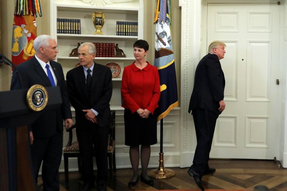 Dấu ấn 100 ngày đầu tại nhiệm của Tổng thống Donald Trump (2) - 11 Tổng thống Trump khiến nhiều người bất ngờ khi rời khỏi Phòng Bầu Dục trong khi quên chưa ký sắc lệnh hành pháp mà ông vừa công bố trước đó.