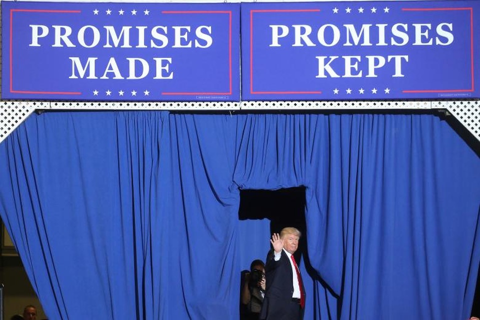 Tổng thống Trump mừng 100 ngày tại vị đầu tiên - 14 Cùng ngày với lễ mít tinh của ông Trump, khoảng 15.000 người ở nhiều thành phố lớn ở Mỹ như Washington, Chicago, Boston và Los Angeles đã xuống đường biểu tình phản đối chính sách môi trường của tân tổng thống. Trong số những người biểu tình có nhiều tên tuổi lớn như cựu phó Tổng thống Mỹ Al Gore và diễn viên nổi tiếng Leonardo DiCaprio.