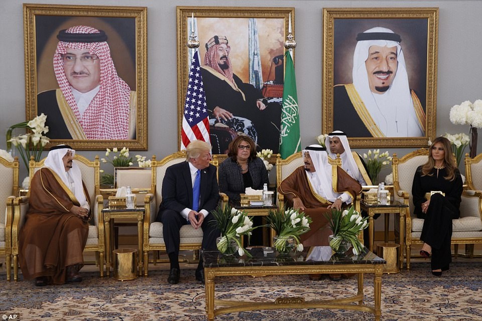 Ả-rập Xê-út bắn đại bác chào đón Tổng thống Mỹ Donald Trump - 12
Quốc vương Salman bin Abdulaziz Al Saud tiếp đón Tổng thống Mỹ tại nhà gia Hoàng gia ở sân bay Vua Khalid.