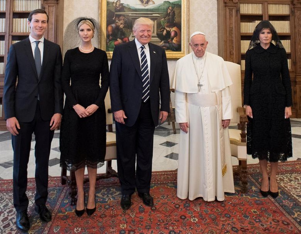 Tổng thống Trump, phu nhân Melania, con gái Ivanka Trump và con rể Jared Kushner chụp ảnh cùng Giáo hoàng Francis khi tới Vatican.
