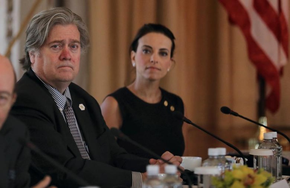 Hành trình ngắn ngủi tại Nhà Trắng của “cánh tay phải” Tổng thống Trump - 4 Trong cuộc phỏng vấn với American Prospect, ông Bannon nói rằng Mỹ sẽ không triển khai bất kỳ biện pháp quân sự nào với Triều Tiên, trong khi trước đó, Tổng thống Trump đã tuyên bố Triều Tiên sẽ phải hứng chịu “hỏa lực và thịnh nộ” từ Washington. Trong ảnh: Chiến lược gia trưởng Bannon tham dự cuộc họp song phương giữa Tổng thống Trump và Chủ tịch Trung Quốc Tập Cận Bình tại Palm Beach, Florida, Mỹ hồi tháng 4.
