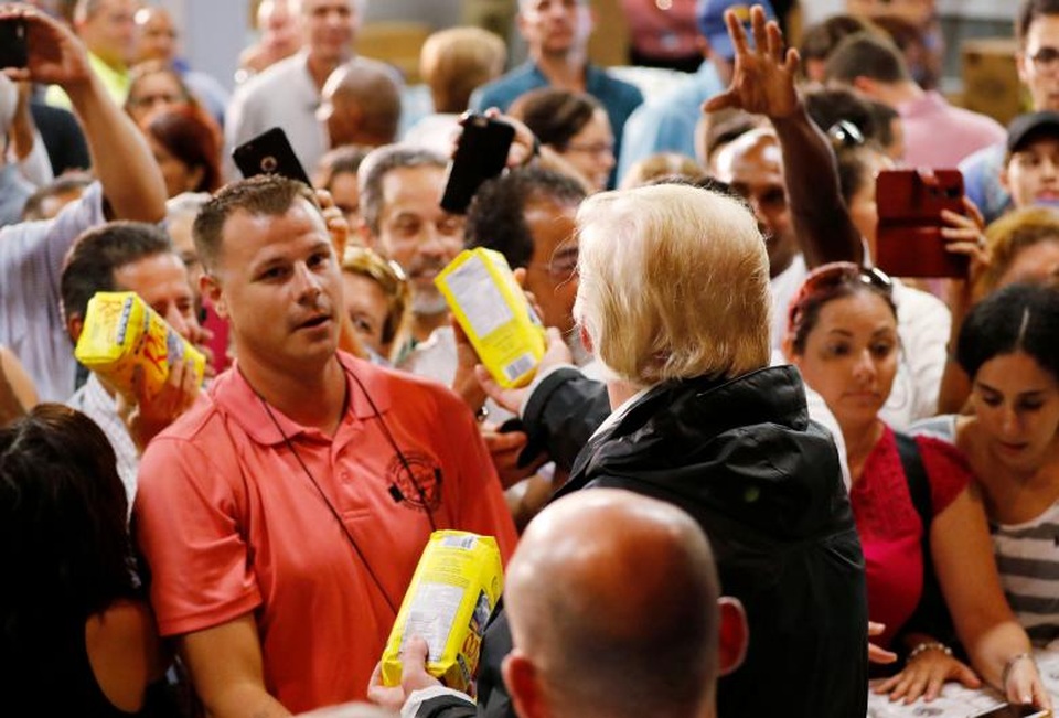 Ông Trump đến Puerto Rico thăm hỏi người dân vùng bão - 10 Nhà lãnh đạo Mỹ đích thân phân phát túi gạo cho người dân Puerto Rico.