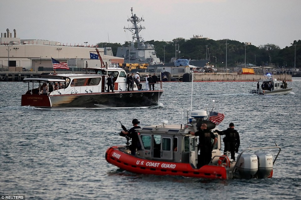 Tổng thống Trump đặt vòng hoa tưởng niệm tại Trân Châu Cảng - 9 Quá trình di chuyển tới đài tưởng niệm USS Arizona của Tổng thống Trump và phu nhân được Lực lượng tuần duyên Mỹ bảo vệ nghiêm ngặt. (Ảnh: Reuters)