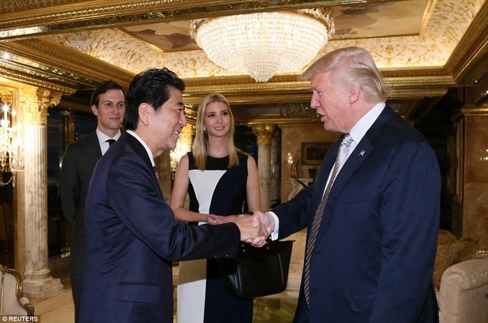 Thủ tướng Nhật Bản sắp thăm Mỹ để hội đàm với Tổng thống Trump - 1
Thủ tướng Shinzo Abe đã gặp Tổng thống đắc cử Donald Trump tại New York ngày 17/11/2016 (Ảnh: Reuters)