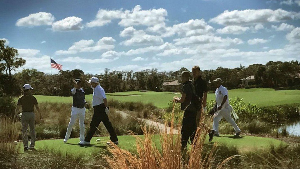 Tổng thống Trump so tài cùng Thủ tướng Nhật Bản trên sân golf - 1 Bức ảnh chụp Tổng thống Donald Trump và Thủ tướng Shinzo Abe vỗ tay nhau trên sân golf được đăng trên Twitter hôm 11/2 (Ảnh: Twitter)