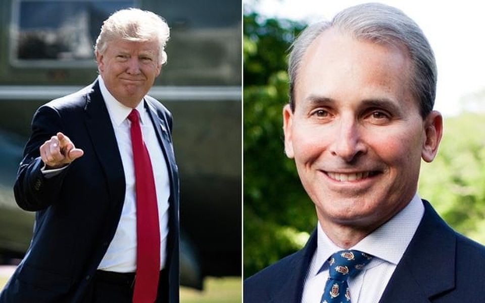 Ứng cử viên Bộ trưởng Hải quân Mỹ tuyên bố rút lui - 1 Tổng thống Donald Trump (trái) và ông Philip Bilden (Ảnh: Getty)