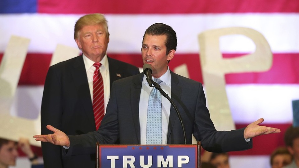 Ông Trump so bì lùm xùm của con trai với bê bối của bà Clinton - 1 Tổng thống Donald Trump và con trai Donald Trump Jr. tại một sự kiện vận động tranh cử năm 2016 (Ảnh: Reuters)