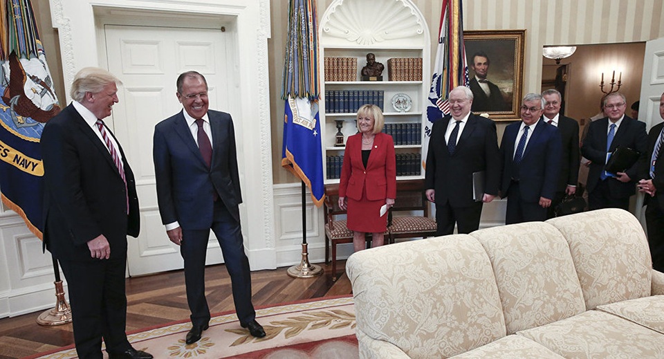 Nga lên tiếng chuyện phóng viên Mỹ bị “cấm cửa” trong cuộc gặp Trump - Lavrov - 1
Tổng thống Mỹ Donald Trump (trái) bắt tay Ngoại trưởng Nga Sergei Lavrov tại cuộc hội đàm kín ở Nhà Trắng ngày 10/5. (Ảnh: TASS)