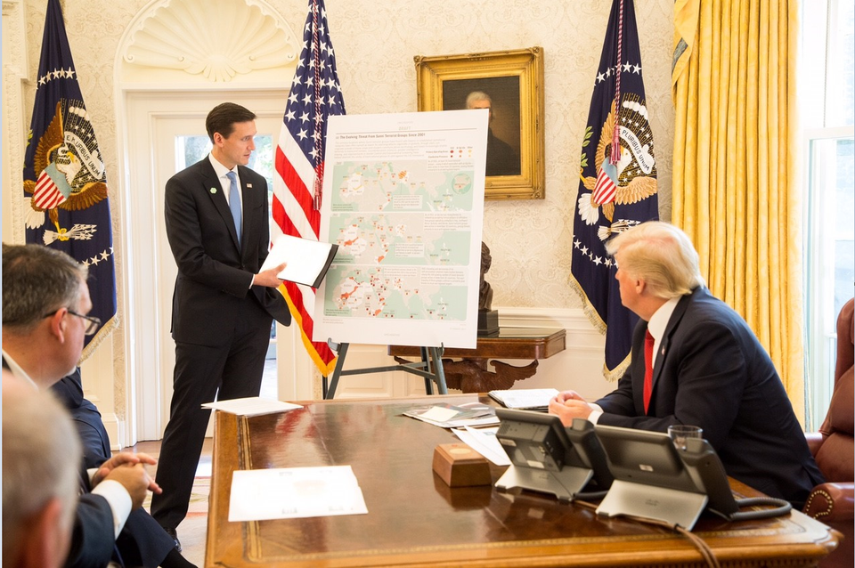 “Lớp học” đặc biệt cho Tổng thống Trump tại Nhà Trắng - 1 Ông Trump lắng nghe báo cáo về tình trạng khủng bố. (Ảnh: Nhà Trắng)