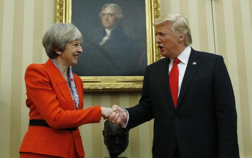 Tổng thống Trump gặp lãnh đạo nước ngoài đầu tiên sau nhậm chức - 1 Thủ tướng Anh Theresa May bắt tay Tổng thống Mỹ Donald Trump tại Nhà Trắng hôm 27/1 (Ảnh: Reuters)