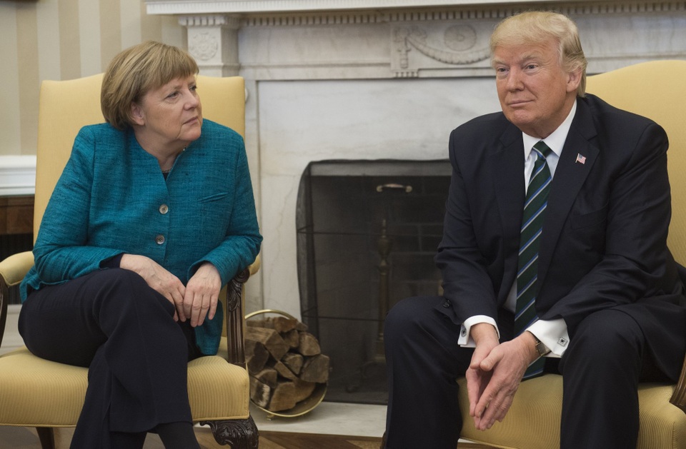 Ông Trump từ chối bắt tay Thủ tướng Đức trong cuộc gặp đầu tiên - 1
Tổng thống Trump dường như làm ngơ với đề nghị bắt tay của Thủ tướng Merkel. (Ảnh: Reuters)