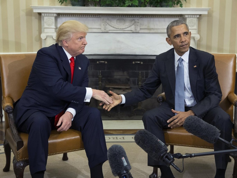Tổng thống Trump “nhầm lẫn” khi so sánh tỷ lệ ủng hộ với ông Obama? - 1 Tổng thống Donald Trump (trái) bắt tay người tiền nhiệm Barack Obama trong cuộc gặp tại Nhà Trắng (Ảnh: EPA)