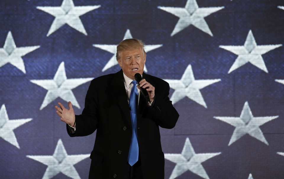 Tổng thống đắc cử Trump mở màn chuỗi sự kiện nhậm chức - 16 Tổng thống đắc cử Trump có bài phát biểu ngắn tại Đài tưởng niệm Lincoln. Tỷ phú New York đã gửi lời cảm ơn đến những người ủng hộ ông, cam kết sẽ làm việc hết mình để đưa nước Mỹ vĩ đại trở lại.