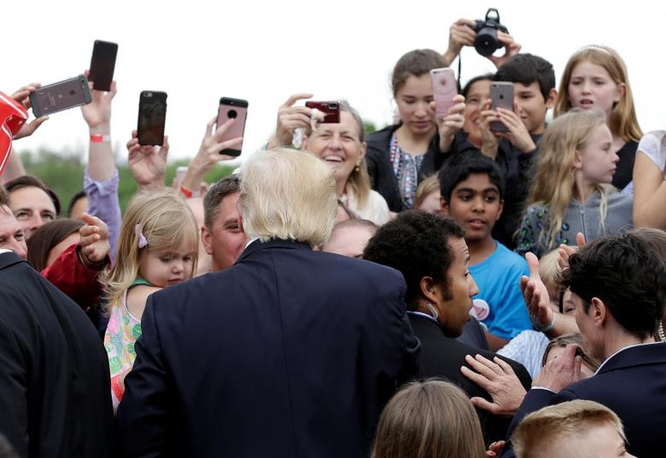 Ông Trump thổi còi khai mạc thi lăn trứng Phục sinh ở Nhà Trắng - 4
Tổng thống Mỹ chào đón các gia đình đưa con em tới Nhà Trắng tham dự hoạt động thường niên.