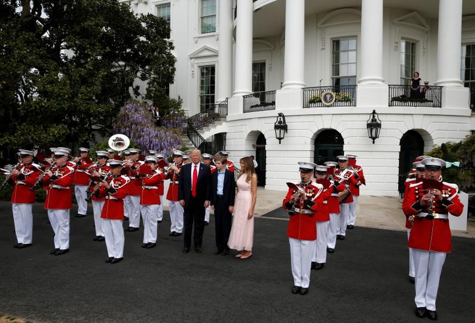 Ông Trump thổi còi khai mạc thi lăn trứng Phục sinh ở Nhà Trắng - 1
Tổng thống Trump, phu nhân Melania và con trai út Barron tham dự hoạt động Lăn trứng Phục sinh (Easter Egg Roll) tại bãi cỏ phía nam Nhà Trắng ngày 17/4.