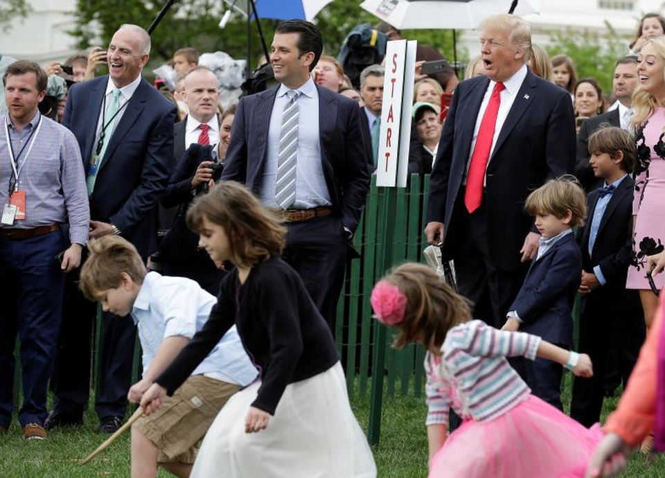 Ông Trump thổi còi khai mạc thi lăn trứng Phục sinh ở Nhà Trắng - 8
Ông Trump và các con chăm chú theo dõi các em nhỏ vui chơi trong lễ Phục sinh.