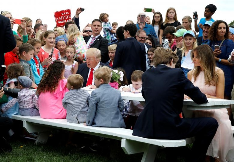 Ông Trump thổi còi khai mạc thi lăn trứng Phục sinh ở Nhà Trắng - 13
Tổ chức lễ Phục sinh tại Nhà Trắng cho các em nhỏ là một truyền thống có từ những năm 1978.