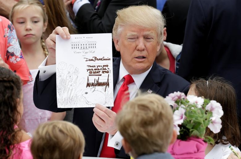 Ông Trump thổi còi khai mạc thi lăn trứng Phục sinh ở Nhà Trắng - 9
Ông Trump giải thích với các em nhỏ về một tấm thiệp chúc mừng lễ Phục sinh được gửi tới một quân nhân.
