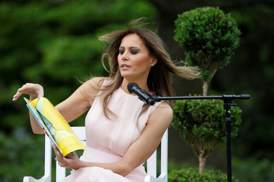 Ông Trump thổi còi khai mạc thi lăn trứng Phục sinh ở Nhà Trắng - 12
Bà Melania cùng chồng và con trai vừa có kỳ nghỉ cuối tuần tại khu nghỉ dưỡng ở Flordia trước khi trở về Nhà Trắng để tham dự các hoạt động nhân lễ Phục sinh.