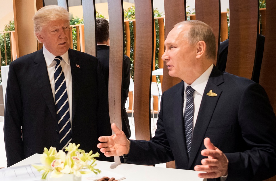Tiết lộ thú vị về cuộc gặp kéo dài bất thường giữa Tổng thống Trump - Putin - 2 Ông Trump và ông Putin gặp mặt nhau khi cùng tham dự sự kiện tại thượng đỉnh G20 (Ảnh: Reuters)