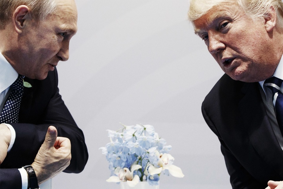 Nga chuẩn bị các phương án đáp trả Mỹ sau lệnh trừng phạt mới - 1 Tổng thống Mỹ Donald Trump (phải) và Tổng thống Nga Vladimir Putin trong cuộc gặp tại Đức hồi tháng 7 (Ảnh: REX)