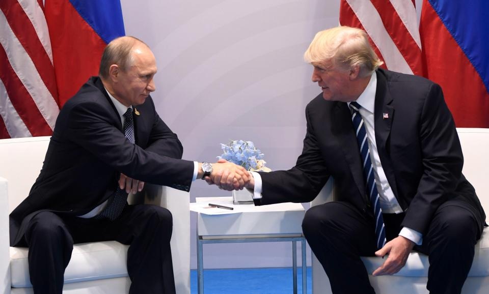 Tổng thống Trump - Putin sẽ gặp song phương tại Việt Nam? - 1 Tổng thống Trump và Tổng thống Putin bắt tay tại cuộc gặp song phương bên lề Hội nghị G20 tại Đức hồi tháng 7 (Ảnh: Reuters)