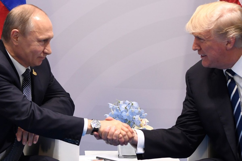 Nhà Trắng để ngỏ khả năng Tổng thống Trump và Putin hội đàm tại Việt Nam - 1 Tổng thống Mỹ Donald Trump bắt tay Tổng thống Nga Vladimir Putin trong cuộc gặp bên lề hội nghị thượng đỉnh G20 tại Đức hồi tháng 7. (Ảnh: Getty)