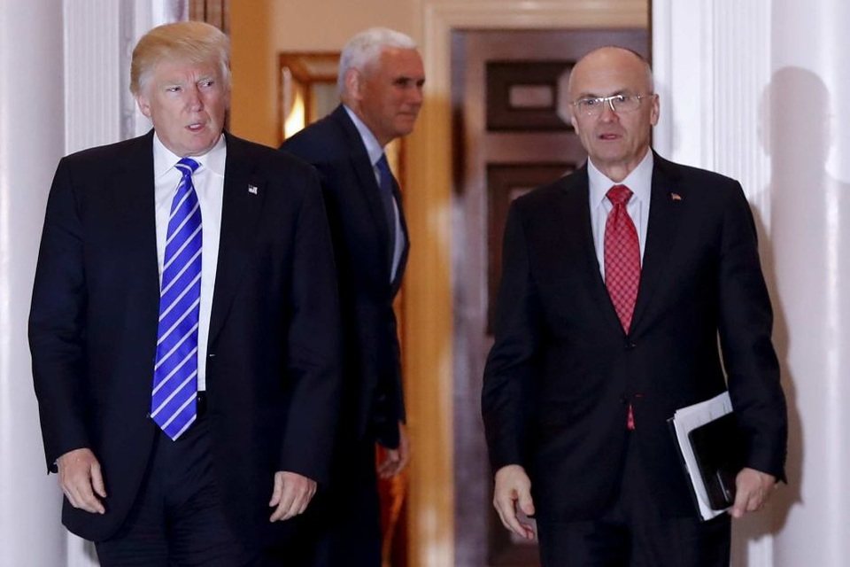 Ứng viên Bộ trưởng Lao động của ông Trump xin rút lui - 1 Tổng thống Donald Trump (trái) và ứng cử viên Bộ trưởng Lao động Andrew Puzder (Ảnh: ABC News)
