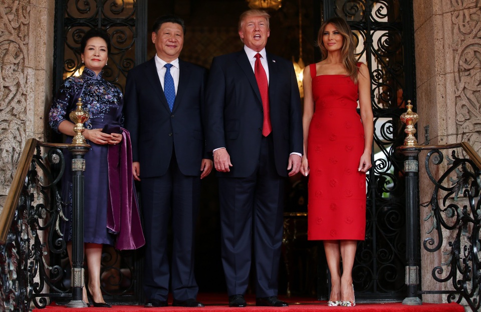 Bữa tối tràn ngập ánh nến của hai nhà lãnh đạo Trung - Mỹ - 1 
Vào sáng ngày 6/4 (theo giờ địa phương), Tổng thống Donald Trump và Đệ nhất phu nhân Melania đã đón tiếp trọng thể Chủ tịch Tập Cận Bình và phu nhân Bành Lệ Viện tại khu nghỉ dưỡng Mar-a-Lago xa hoa của gia đình ông chủ Nhà Trắng ở Palm Beach, bang Florida nhân chuyến thăm của nhà lãnh đạo Trung Quốc tới Mỹ. (Ảnh: Reuters)