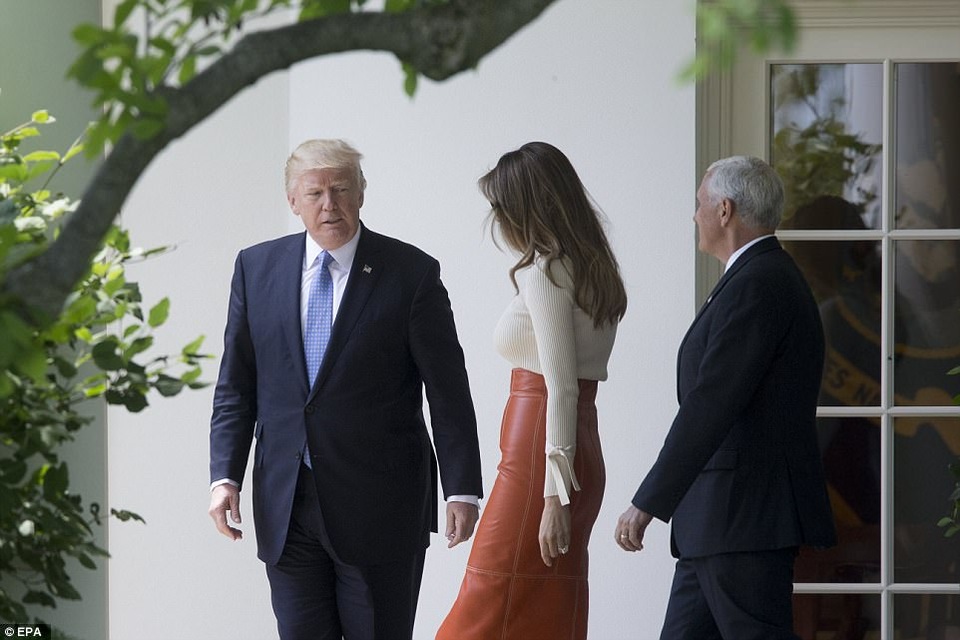 Chuyến “xuất ngoại” đầu tiên của Tổng thống Trump qua ảnh - 1
Theo Dailymail, khoảng gần 2 giờ chiều 19/5 theo giờ địa phương, Tổng thống Trump, Đệ nhất phu nhân Melania và phái đoàn đã lên trực thăng Marine One rời Nhà Trắng. (Ảnh: EPA)