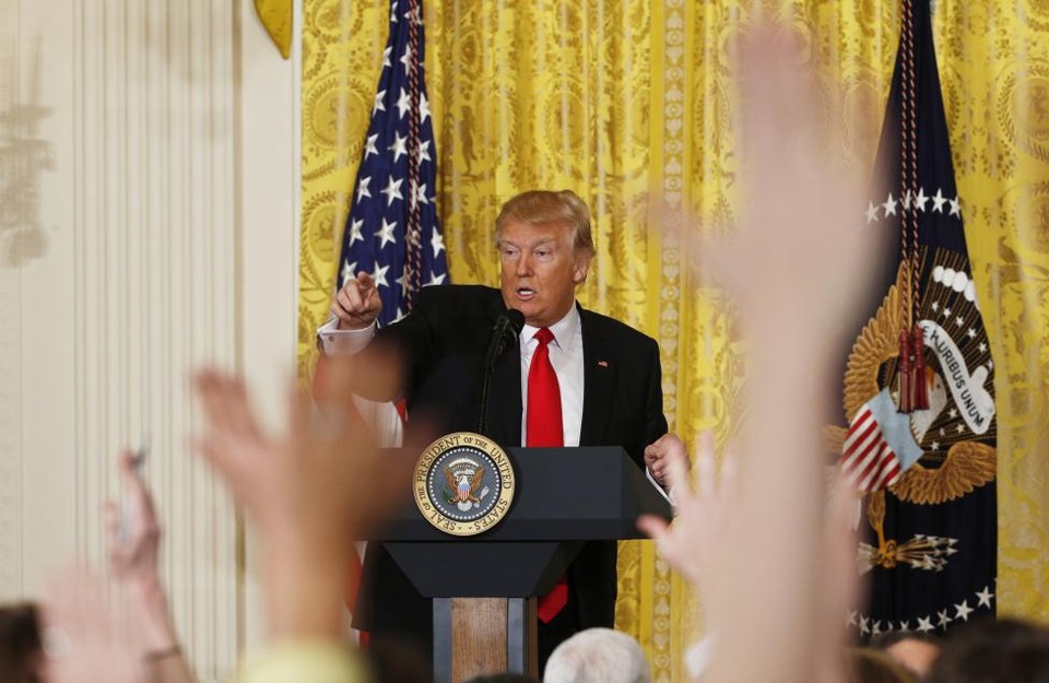 
Ngày 16/2, ông Trump dành phần lớn thời gian của cuộc họp báo kéo dài khoảng 76 phút để công kích truyền thông và bảo vệ những thành quả mà chính quyền của ông trong một tháng đầu tiên. Tại cuộc họp báo bị coi là “hỗn loạn” này, ông Trump cho rằng, “sự thiếu trung thực” của truyền thông đã “vượt tầm kiểm soát”.
