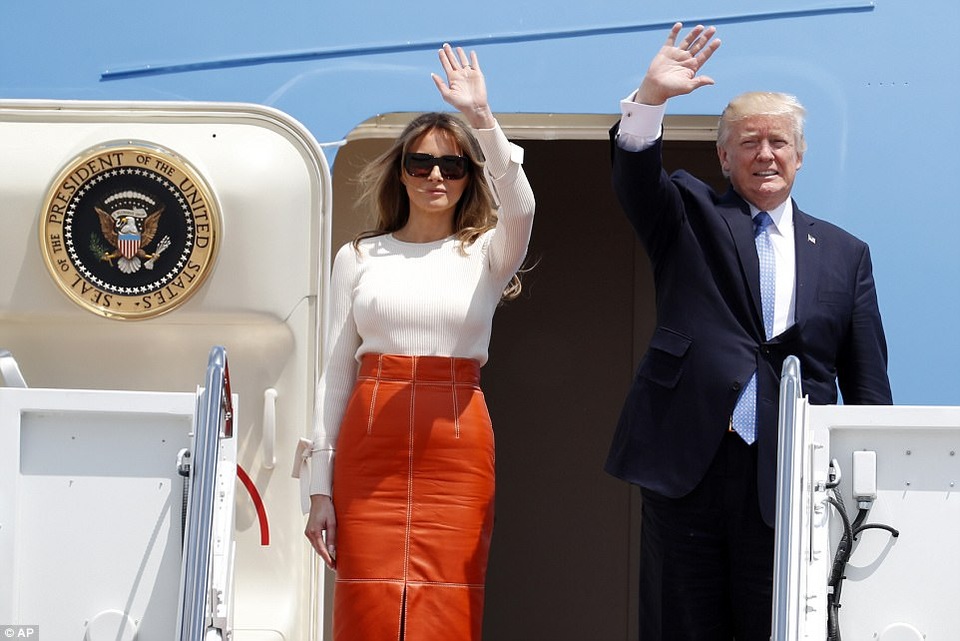 Chuyến “xuất ngoại” đầu tiên của Tổng thống Trump qua ảnh - 6
Từ trên chuyên cơ Không lực Một, Tổng thống Trump và Đệ nhất phu nhân đã vẫy chào từ biệt để chuẩn bị cho chuyến công du nước ngoài đầu tiên. (Ảnh: AP)